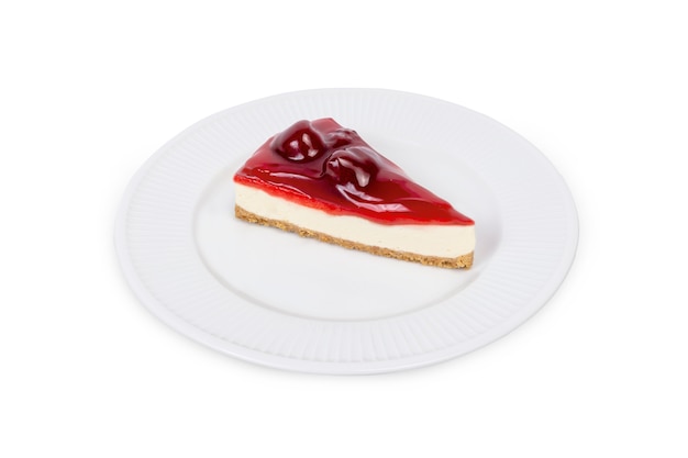 Cheesecake à la fraise sur fond blanc