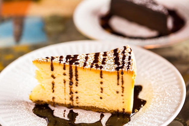 Cheesecake italien frais de Bailey avec du café sur la table.