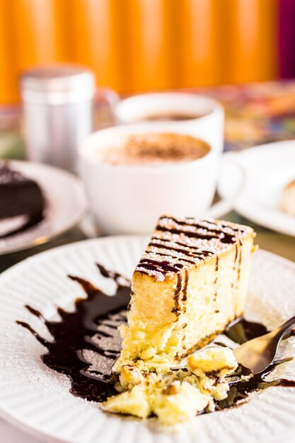 Cheesecake italien frais de Bailey avec du café sur la table.