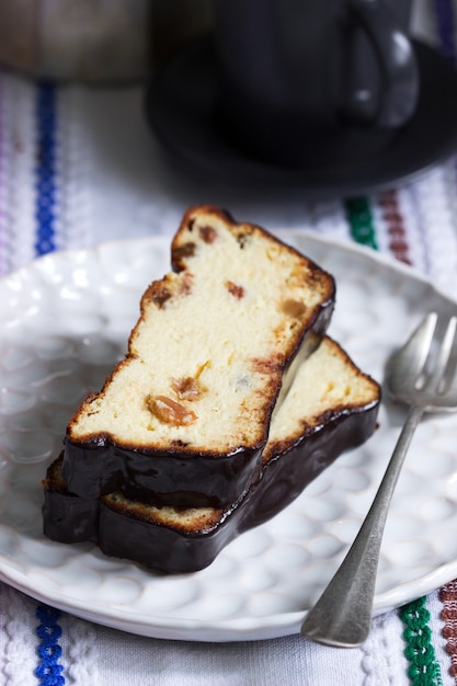 Cheesecake de Lviv, un dessert traditionnel ukrainien aux raisins secs, enrobé de glaçage au chocolat.