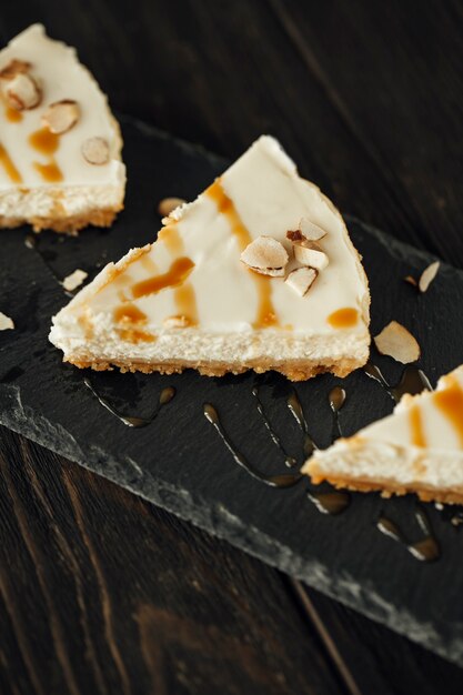 cheesecake new york sur un fond en bois