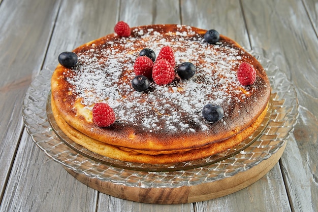 Cheesecake sans pâte au sirop de fruits rouges et framboises et myrtilles