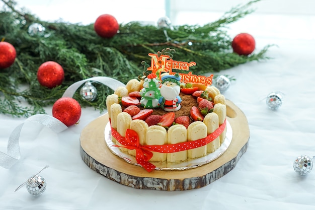 Cheesecake servi avec des décorations de Noël.