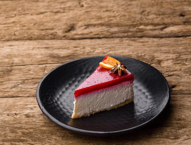 Un cheesecake sucré alléchant agrémenté d'une généreuse portion de confiture de framboise