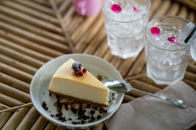 cheesecake sur table texturée à l'intérieur.