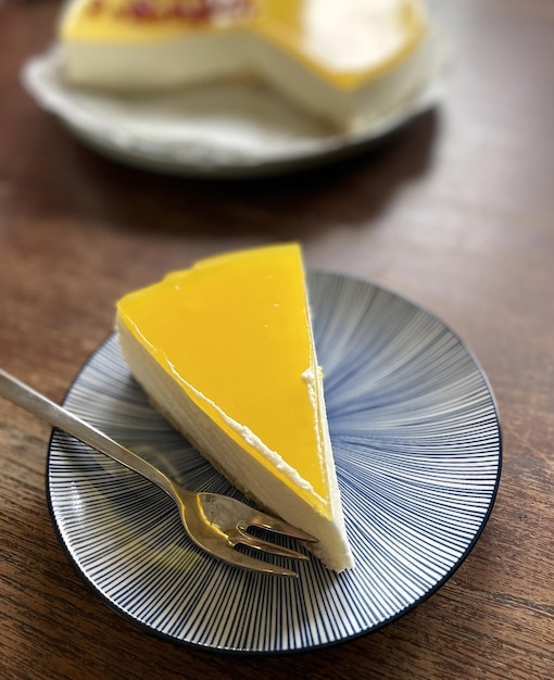 Cheesecake tarte citron assiette table bougies anniversaire jaune