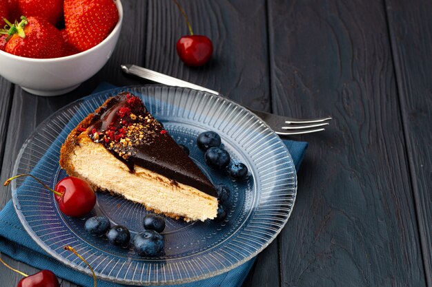 Cheesecake à la vanille avec dessus en chocolat et baies fraîches