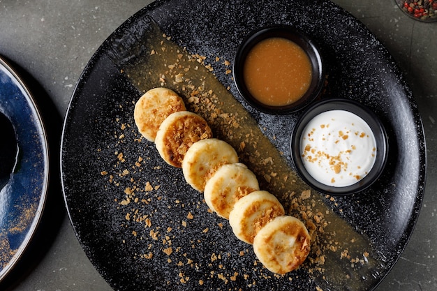 Cheesecakes à la crème aigre et au caramel salé