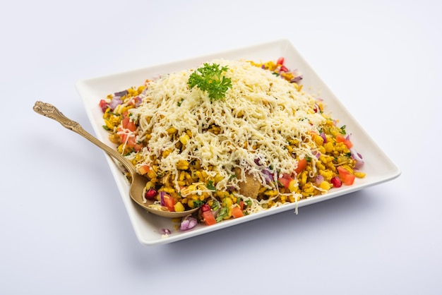 Cheesy Bhel ou Cheese bhelpuri est un snack indien populaire en bordure de route