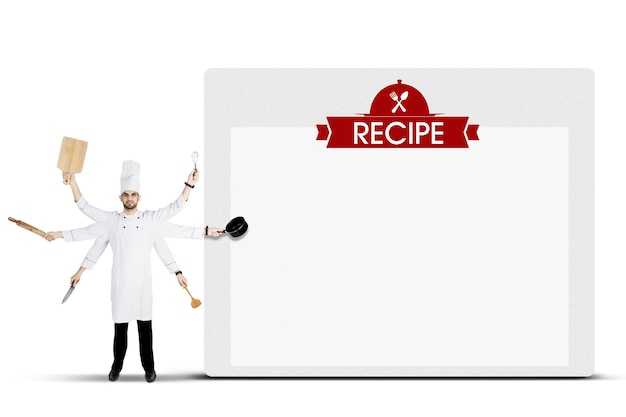 Chef arabe avec des ustensiles de cuisine et une recette de table