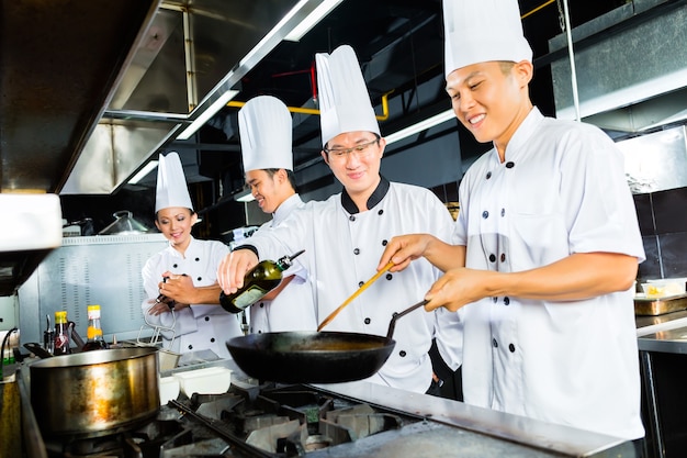 Chef asiatique dans la cuisine du restaurant