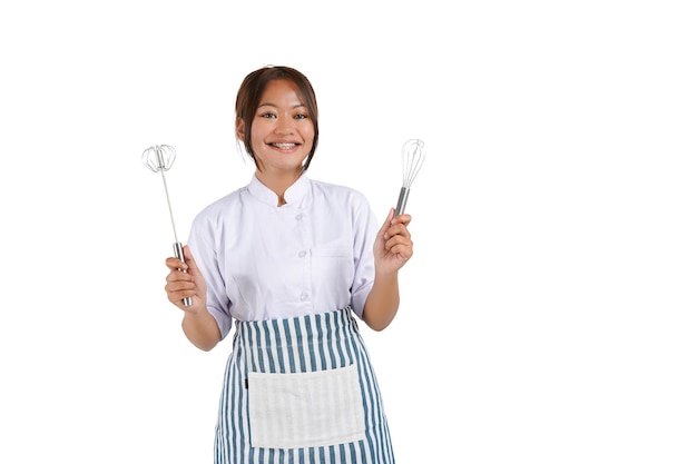 Un chef asiatique lit une recette pour faire de la pâte à pain à la maison. Isolé sur fond blanc.