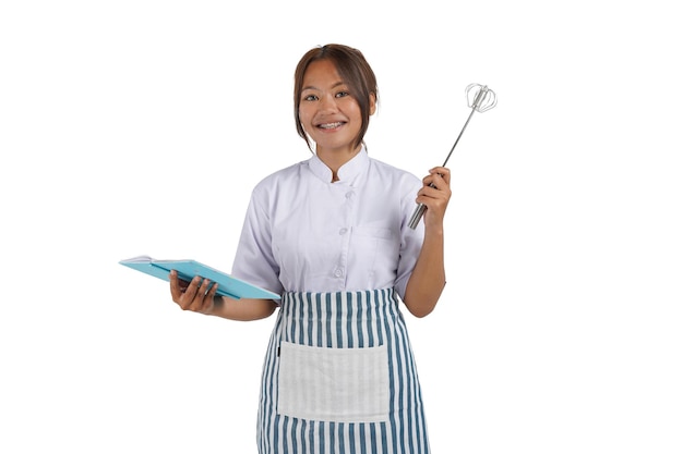 Un chef asiatique lit une recette pour faire de la pâte à pain à la maison. Isolé sur fond blanc.