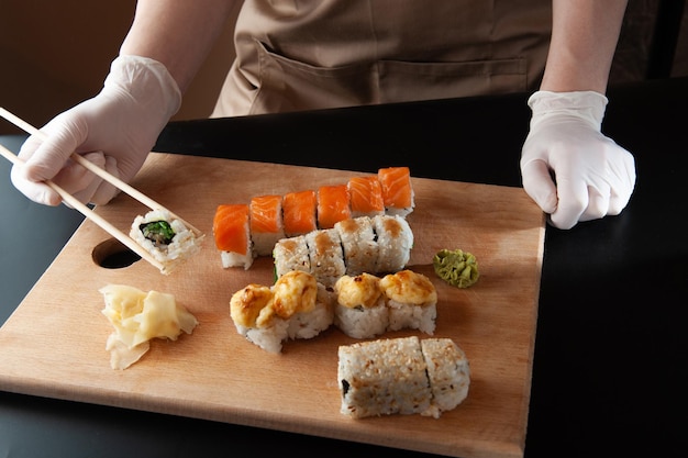 Chef asiatique souriant avec sushi