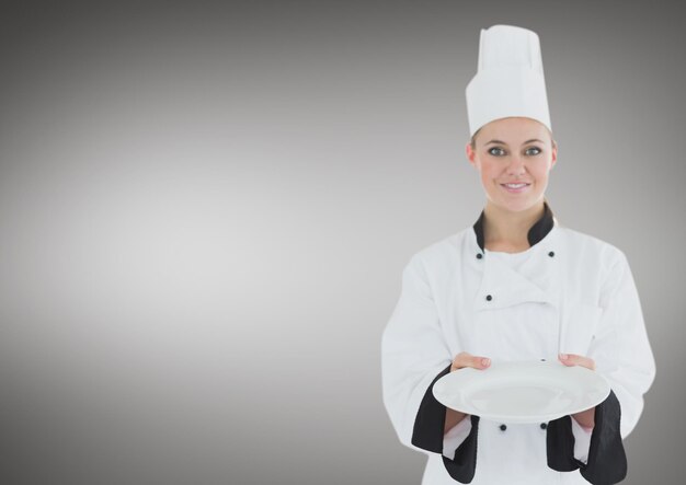 Chef avec assiette sur fond gris