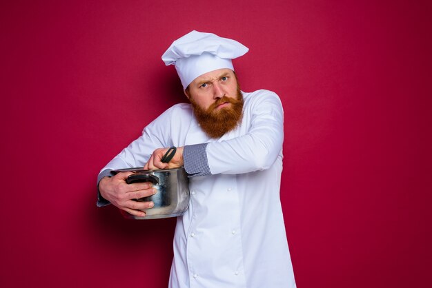 Le chef avec la barbe et le tablier rouge est jaloux de sa recette