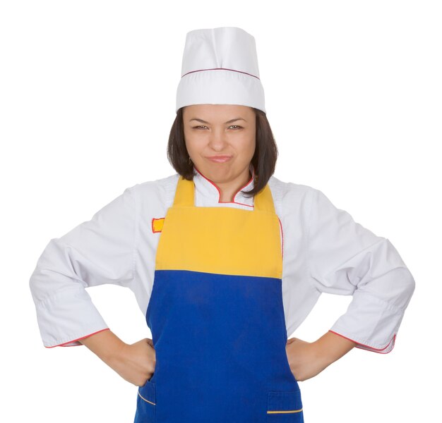 Chef de belle jeune femme en colère en uniforme de cuisine sur fond blanc