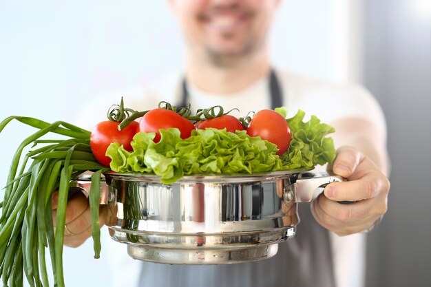 Chef Blogger tenant une casserole de légumes