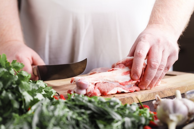 Chef Boucher boucher la viande d'agneau avec un couteau