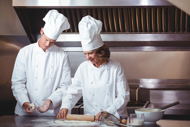 Chef ciblé préparant un gâteau