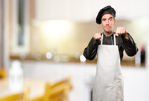 Chef en colère faisant un geste de combat