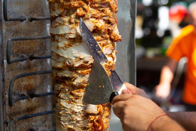 Chef coupant avec un couteau doner Viande Doner Kebab turque traditionnelle