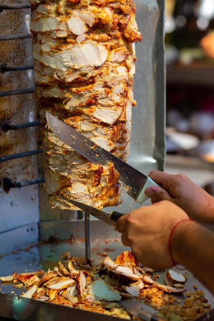 Chef coupant avec un couteau doner Viande Doner Kebab turque traditionnelle