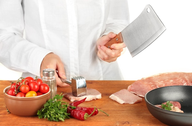 Photo le chef coupe la viande sur une table en bois
