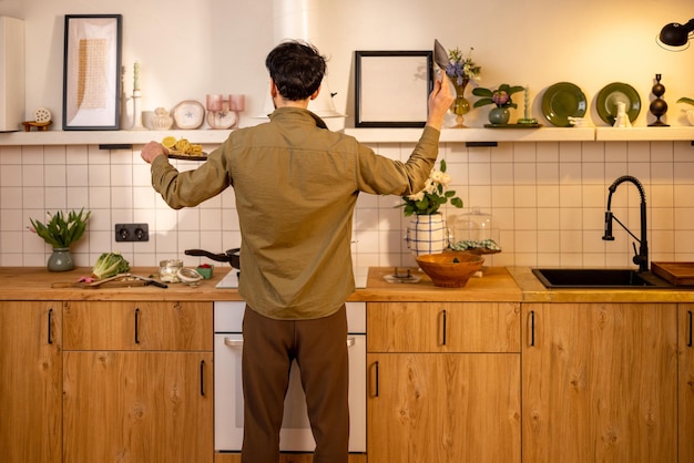 Chef créatif cuisinant dans la cuisine