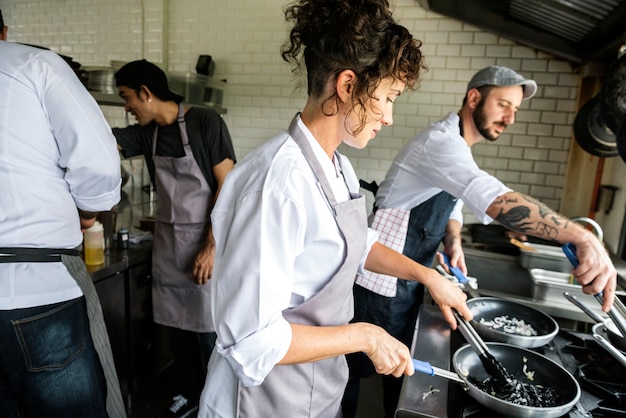 Chef cuisinant dans la cuisine du restaurant