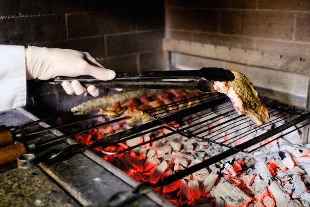 Chef cuisinant de la viande grillée dans un restaurant. Steak grillé au barbecue et chachlik