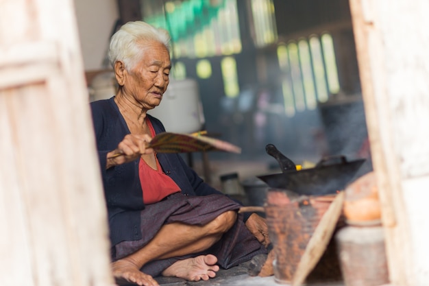 Chef de cuisine asiatique en cuisine.