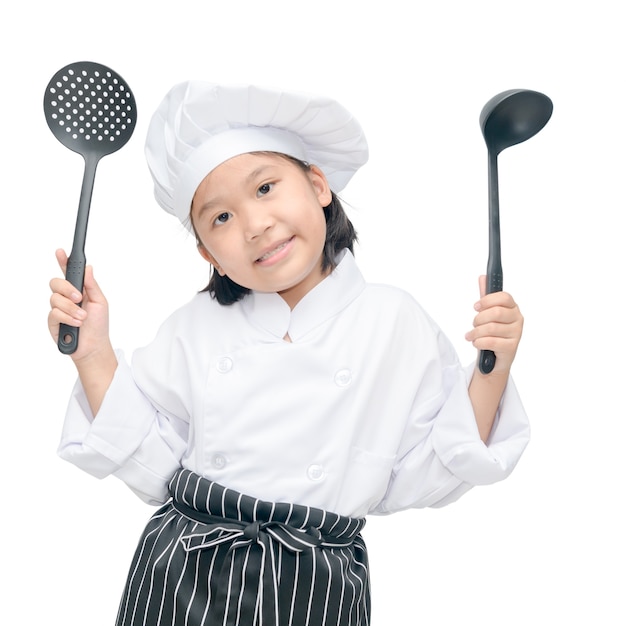 Chef de cuisine asiatique heureux tenant des ustensiles de cuisine