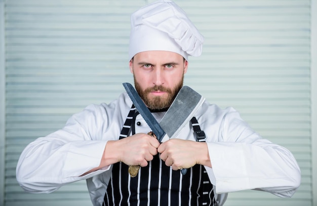 Chef de cuisine dangereux prêt à cuisiner homme confiant en tablier et chapeau tenir couteau homme barbu aime la nourriture professionnel en cuisine cuisine culinaire cuisiner au restaurant j'ai besoin de toi à la cuisine