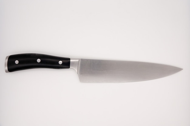 Chef de cuisine isolé de 8 pouces aiguisent couteau sur blanc