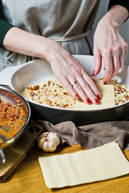 Le chef cuisine des lasagnes italiennes faites maison