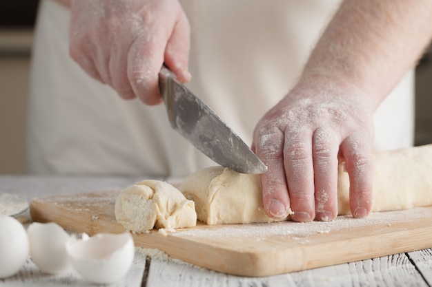 chef de cuisine sur une planche de bois