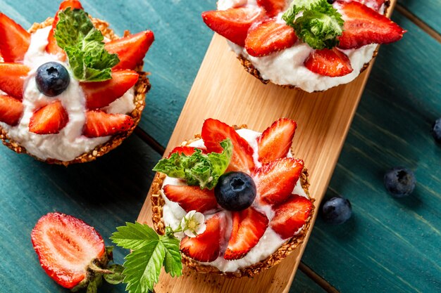 Chef cuisine tartes à la crème, fraises et myrtilles