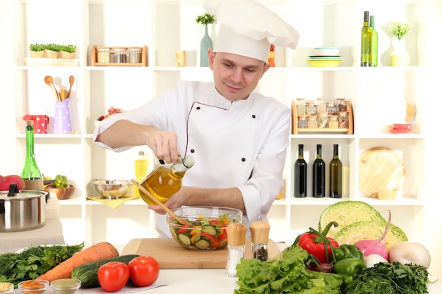 Chef cuisinier dans la cuisine