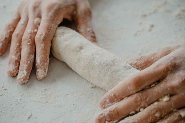 Chef cuisinier faisant de la pâte traditionnelle