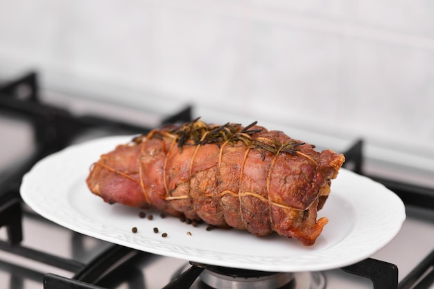 Chef cuisinier frites steak de boeuf viande dans un restaurant Image d'arrière-plan copie espace texte Rôti de boeuf