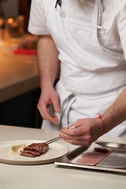 Chef cuisinier purée de pommes de terre et magret de canard grillé