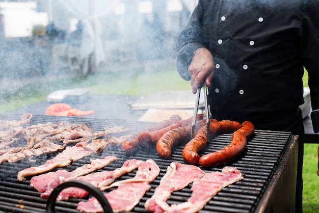 chef, cuisson, viande, sur, a, granule, gril, fumeur