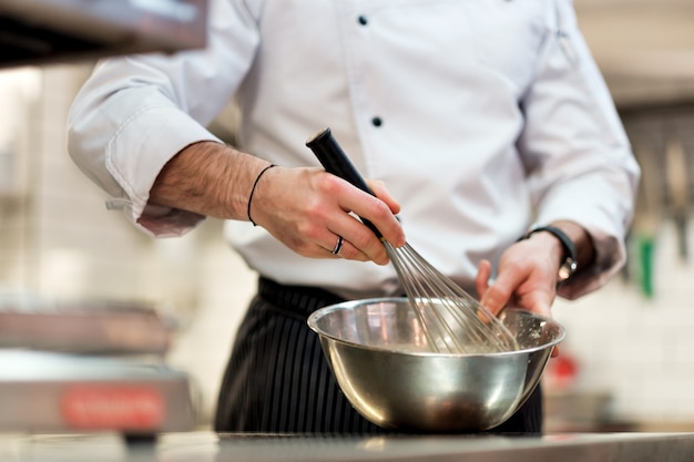 Chef dans la cuisine de la cuisine de l'hôtel