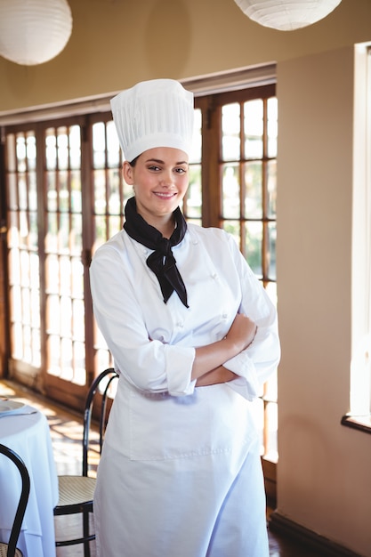 Chef debout avec les bras croisés