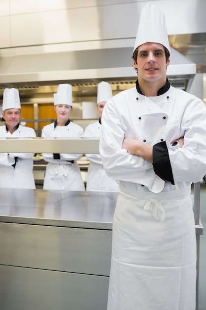 Chef debout avec les bras croisés