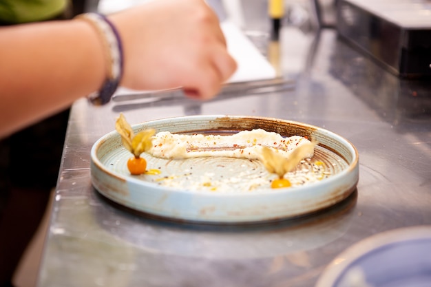 Le chef du restaurant fait une cuisine raffinée. Délicieuse préparation culinaire