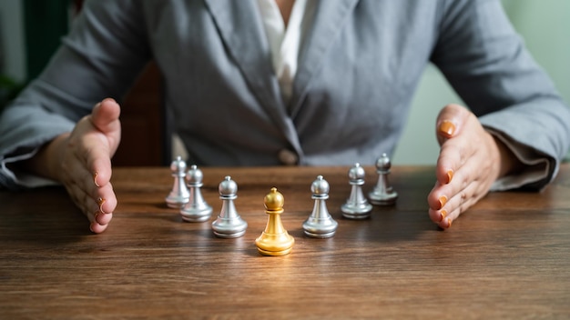 Chef d'échecs et équipe Concept de ressources humaines gestion de carrière avec les mains jointes stratégie de planification avec des figures d'échecs leadership ou succès travail d'équipe Inspiration idée d'objectif