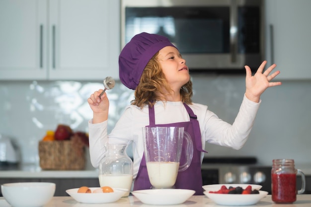 Chef enfant cuisiner des repas sains et préparer le dîner chef enfant garçon en tablier et chapeau de chef cuisiner à