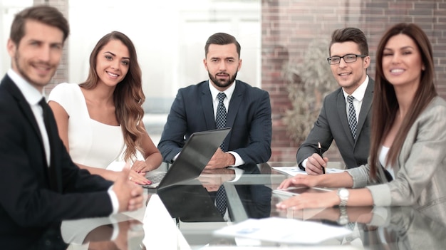 Chef d'entreprise et employés lors d'une réunion d'affaires de bureauconcept d'entreprise